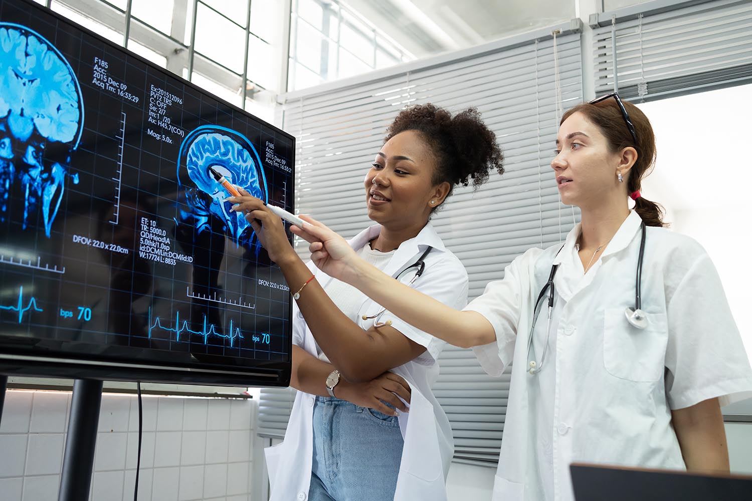 Team of medical scientists meeting in the brain research laborat AdobeStock 526906924